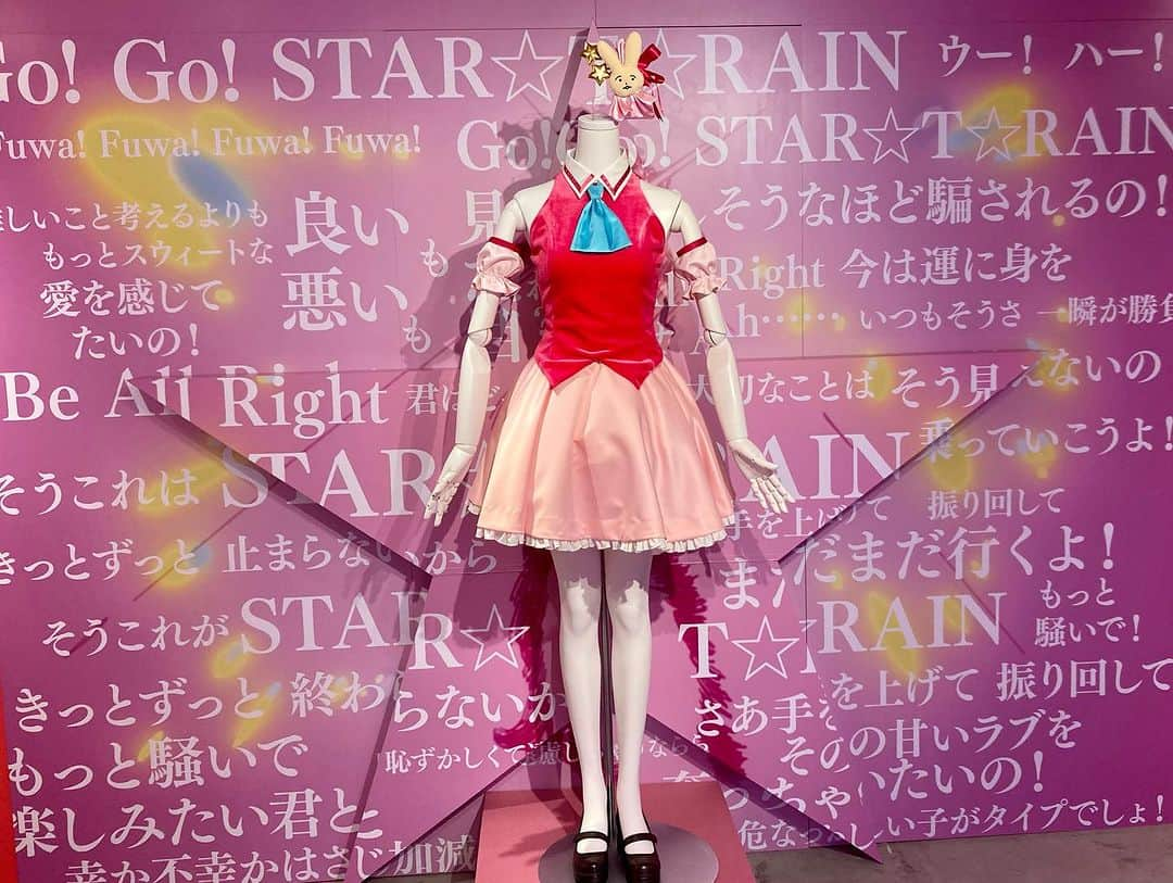 福岡パルコさんのインスタグラム写真 - (福岡パルコInstagram)「『TVアニメ【推しの子】展 嘘とアイ』  本館5Fパルコファクトリーにて開催中！！  本展ではTVアニメに使用された絵コンテ、原画の複製展示の他、物語の中で着用している衣装の再現展示、ライブステージ映像コンテンツ、作中の印象に残る様々なシーンを再現し、体験が出来る多くのフォトスポットなども展示します。   さらに音声ガイド付きチケットを購入すると、会場限定のスペシャルな「アイ」の音声で展示をご案内します。また会場では、展覧会開催を記念したオリジナルグッズも販売予定です。    ■会期：2023年6月30日(金)～7月17日(月祝)　10:00～20:30 ■会場：福岡PARCO 本館5F PARCO FACTORY ■営業時間：各日10:00～20:30 ■入場料： アイ音声ガイド付き：1,500円(税込) 一般：1,000円(税込) 　　　　 会場混雑緩和の為、日時指定制の前売券を販売致します。 前売券販売対象日：6/30(金)・7/1(土)・2(日)・8(土)・9(日)・15(土)・16(日)・17(月祝)  ※前売券完売の場合には当日券のご用意はございません。 ※本日7/1(土)の前売券は完売しております。  さらに新館6Fみのりカフェでは展覧会巡回を記念し【推しの子】展コラボドリンクスタンドがオープン✨ 詳細はみのりカフェInstagram(@minoricafe_tenjin )をご確認ください。  #推しの子　#推しの子展」7月1日 12時30分 - parco_fukuoka_official