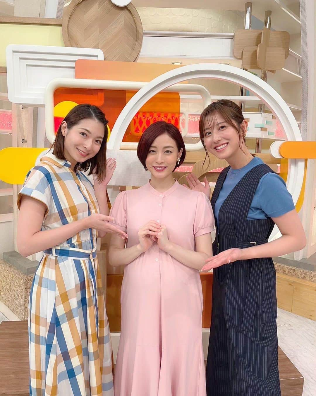 住田紗里さんのインスタグラム写真 - (住田紗里Instagram)「新井恵理那さんが、産休に入ります！ 来週からメイクルームで「おはようございます」と挨拶できないことが、まだ信じられないです…… 恵理那さんの笑顔に癒されておりましたので☀️  元気な赤ちゃんが産まれてきますように😌  #新井恵理那 さん @elina_arai  #斎藤ちはる アナ @chiharu_saito_ex  #グッドモーニング#テレビ朝日#テレ朝」7月1日 12時38分 - sarisumita_ex