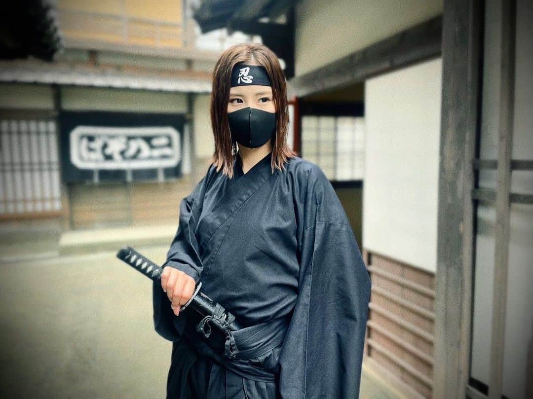 Uruのインスタグラム：「突然なのですが、、、、  昔から忍者になって竹藪を飛び回る夢を何度か見ているのだけど、「地獄楽」のEDを歌わせていただけている事にも勝手に縁を感じ笑、この度、念願だった忍者になる事ができました  セルフ効果音で走ったりしました  本当に嬉し過ぎて 最高の日でした  #忍者 #地獄楽 #太秦映画村」