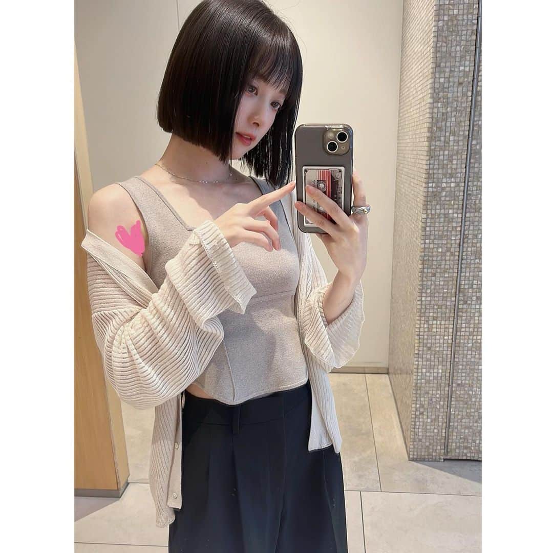 池田ショコラのインスタグラム：「気分で暗髪にしたらだいぶ印象が変わった😗🔥🔥ボブたのしいっ  @kuri0804 いつもありがとうございます(๑･̑◡･̑๑)  アホ毛が可愛かったので共有しますネ♡♡  . #黒髪ボブ #ぼぶへあー #アホ毛 #ピクミン #32歳 #夜更かし」