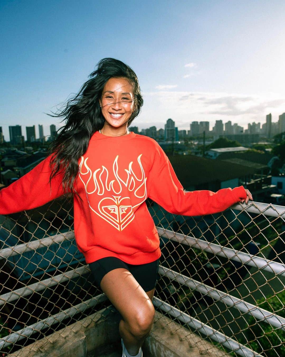 ケリア・モニーツのインスタグラム：「I’ve been told I have a big heart, but I’ve also been told that I’m firey…. So this felt right 🤷🏽‍♀️🤌🏾 @roxy I couldn’t decide which I liked better, the sweater or the jacket?」