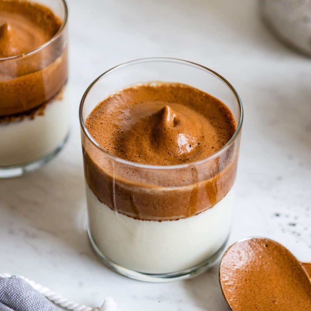 Simple Green Smoothiesのインスタグラム：「Raise your hand if you're a coffee fan. 🙋‍♀️⁣ ⁣ This easy Dalgona Coffee is sweetened naturally with coconut sugar and a beautiful vegan twist. Whip up a batch in less than 10 minutes and feel the energy! Plus, you can serve the Dalgona Coffee hot or cold.⁣ ⁣ 👉 Click the link in bio for the recipe⁣ ⁣ #coffeelovers #vegancoffee #healthydrinks #coconutsugar #plantbaseddiet #coffeetime☕」