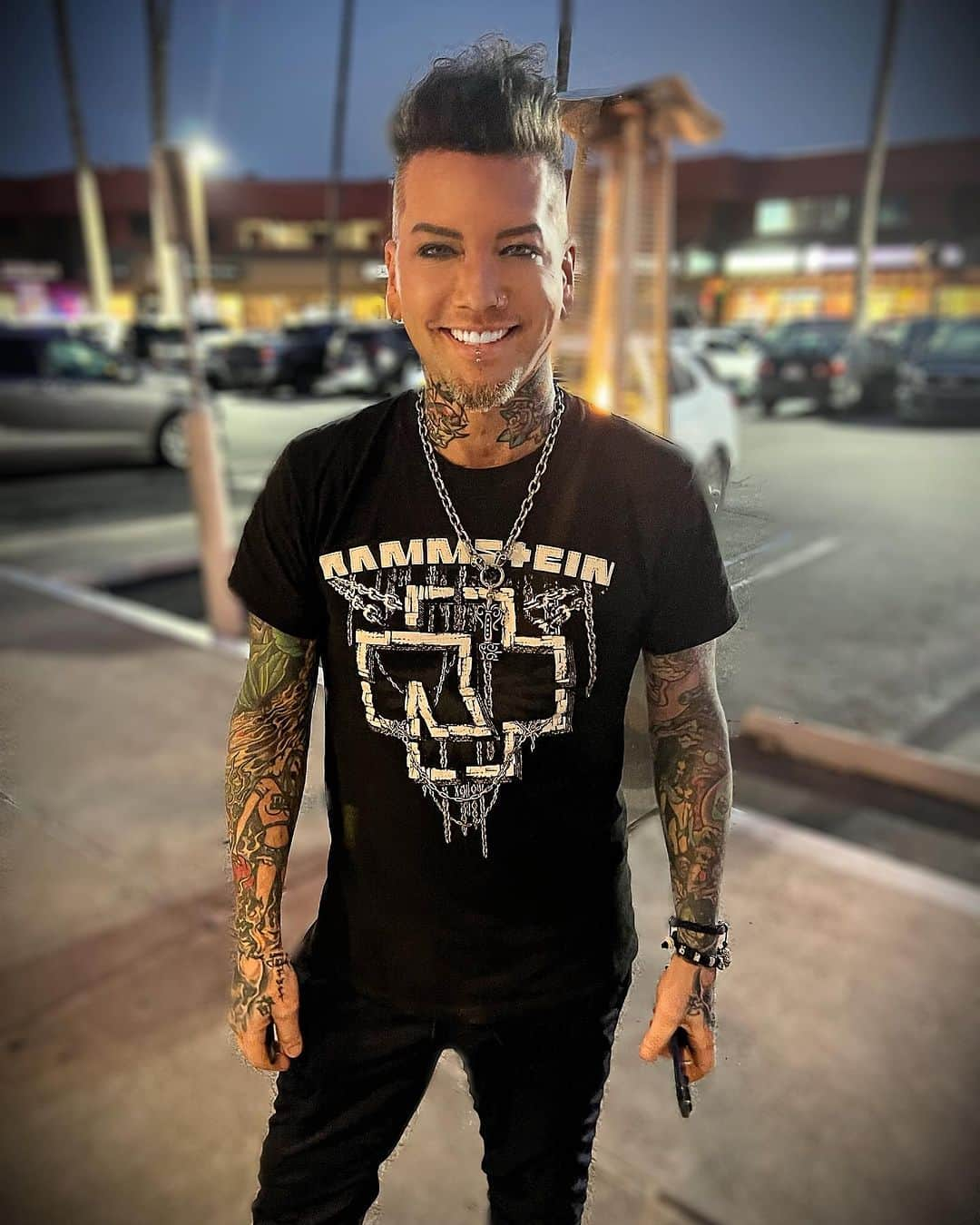 DJアシュバさんのインスタグラム写真 - (DJアシュバInstagram)「Feels so good to f’n smile again!!   📸 @kerrikasem」7月1日 4時05分 - ashba