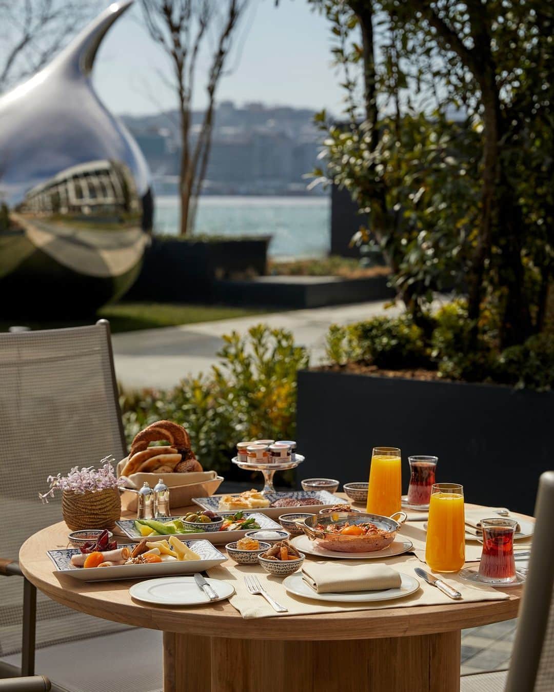 のインスタグラム：「A tasty Turkish breakfast enjoyed under the sun—the perfect way to start your day at @thepeninsulaistanbulhotel.」