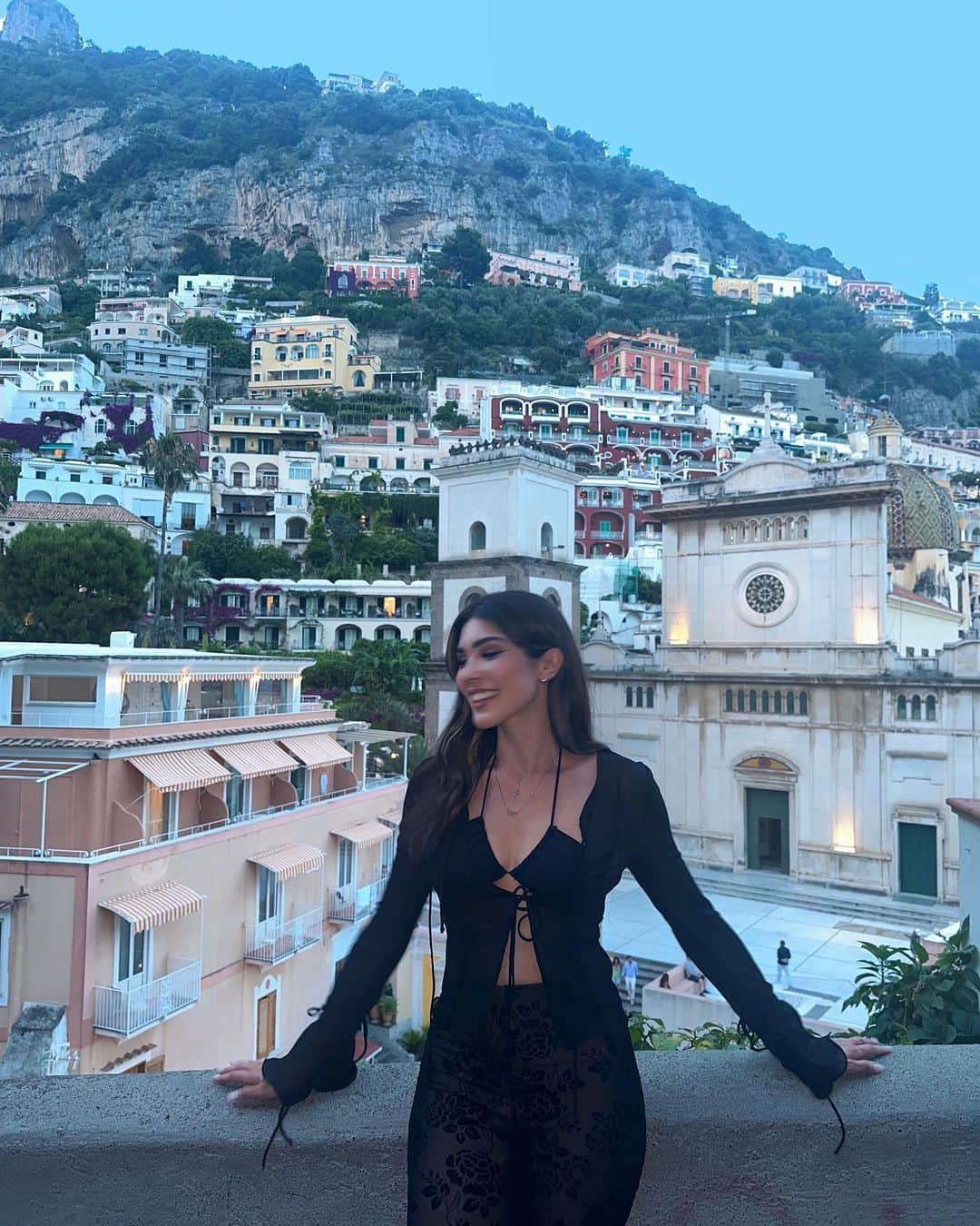 キャシー・ケリーのインスタグラム：「when in rome, capri, and positano 🍋🇮🇹🍷🍝」