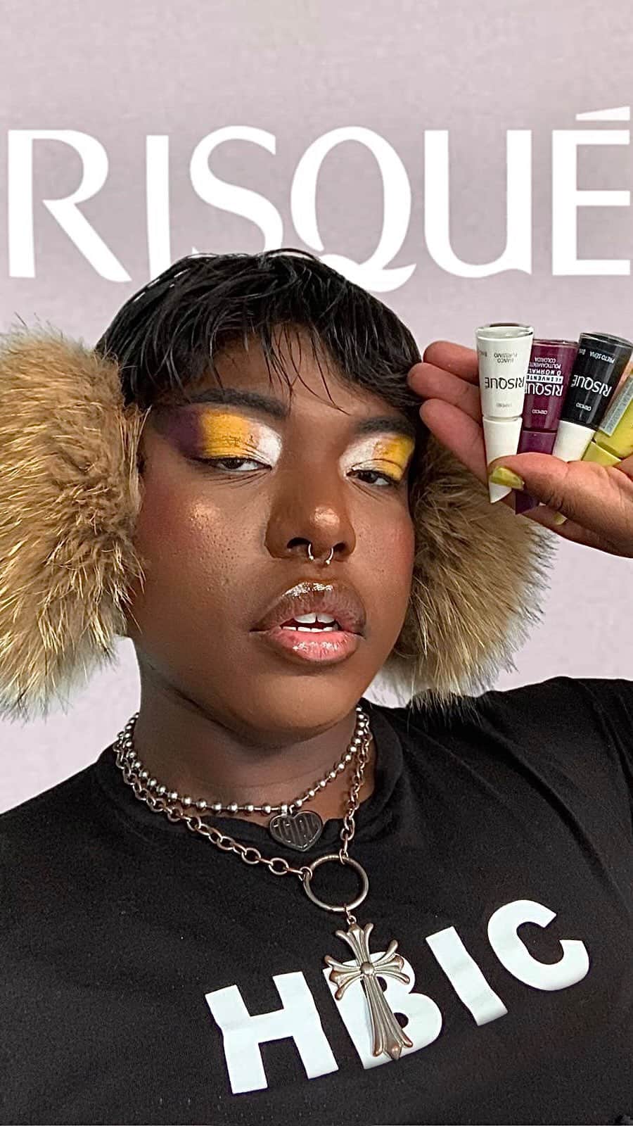 のインスタグラム：「Oie! Nesse mês do orgulho a convite de Risqué me juntei ao #orgulhocolorido pra contar um pouco mais sobre não-binariedade e como sobre essas cores me representam e estão presentes no meu dia a dia! vem conferir que tá POR TUDY! 💛💜🤍🖤 #publi」