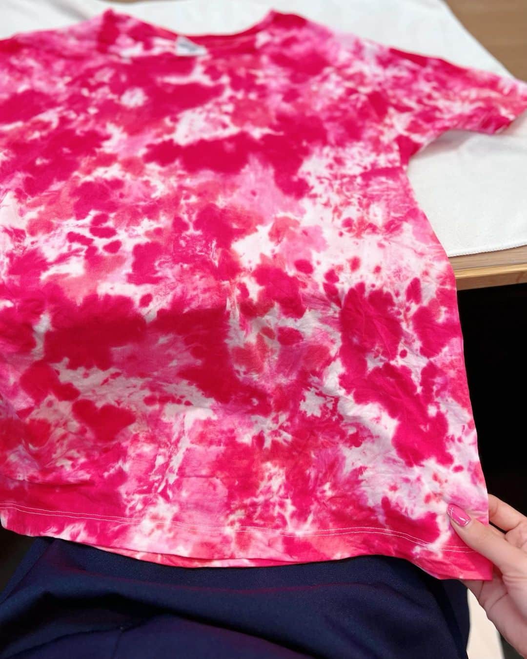 織田千穂さんのインスタグラム写真 - (織田千穂Instagram)「先日タイダイ染め体験しました♡ 面白かった〜！ 世界に一つだけの オリジナルTシャツが作れます👕 * Tシャツを濡らして絞る所からスタート▶️ 染料作るのがまるでお料理の様だった🍴 * 自分で好きな色を3色選んで 染めていくのですが 染めた後も最後に開くまで どんなデザインになってるか分からないので ワクワク感‪🫶🏻💭 * ピンク系と赤系で染めたらこうなった！w まずはパジャマで着用中♡ * #タイダイ染め #絞り染め #タイダイ染 #シャツコーデ #手染め #コットンt #自分だけのデザイン #1点もの #DIY #染色 #染めた #みやこ染 #染料 #tiedyeTshirts #ハンドメイド好きと繋がりたい #そめのば #shiboristyle #onlyone #MIYACOZOME #somenova #Japandye #東京染め体験 #手染め #人形町」7月1日 4時45分 - chihoda