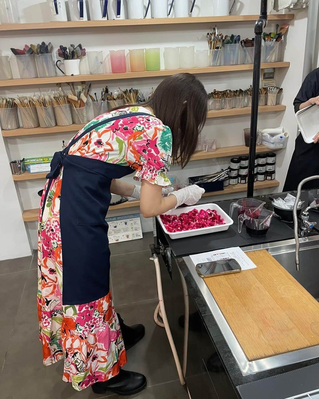 織田千穂さんのインスタグラム写真 - (織田千穂Instagram)「先日タイダイ染め体験しました♡ 面白かった〜！ 世界に一つだけの オリジナルTシャツが作れます👕 * Tシャツを濡らして絞る所からスタート▶️ 染料作るのがまるでお料理の様だった🍴 * 自分で好きな色を3色選んで 染めていくのですが 染めた後も最後に開くまで どんなデザインになってるか分からないので ワクワク感‪🫶🏻💭 * ピンク系と赤系で染めたらこうなった！w まずはパジャマで着用中♡ * #タイダイ染め #絞り染め #タイダイ染 #シャツコーデ #手染め #コットンt #自分だけのデザイン #1点もの #DIY #染色 #染めた #みやこ染 #染料 #tiedyeTshirts #ハンドメイド好きと繋がりたい #そめのば #shiboristyle #onlyone #MIYACOZOME #somenova #Japandye #東京染め体験 #手染め #人形町」7月1日 4時45分 - chihoda