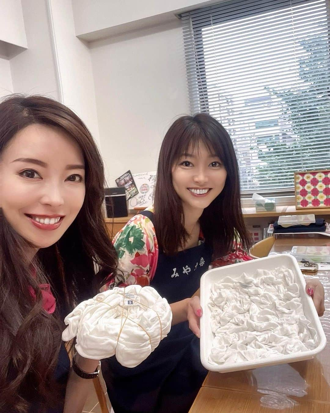 織田千穂さんのインスタグラム写真 - (織田千穂Instagram)「先日タイダイ染め体験しました♡ 面白かった〜！ 世界に一つだけの オリジナルTシャツが作れます👕 * Tシャツを濡らして絞る所からスタート▶️ 染料作るのがまるでお料理の様だった🍴 * 自分で好きな色を3色選んで 染めていくのですが 染めた後も最後に開くまで どんなデザインになってるか分からないので ワクワク感‪🫶🏻💭 * ピンク系と赤系で染めたらこうなった！w まずはパジャマで着用中♡ * #タイダイ染め #絞り染め #タイダイ染 #シャツコーデ #手染め #コットンt #自分だけのデザイン #1点もの #DIY #染色 #染めた #みやこ染 #染料 #tiedyeTshirts #ハンドメイド好きと繋がりたい #そめのば #shiboristyle #onlyone #MIYACOZOME #somenova #Japandye #東京染め体験 #手染め #人形町」7月1日 4時45分 - chihoda