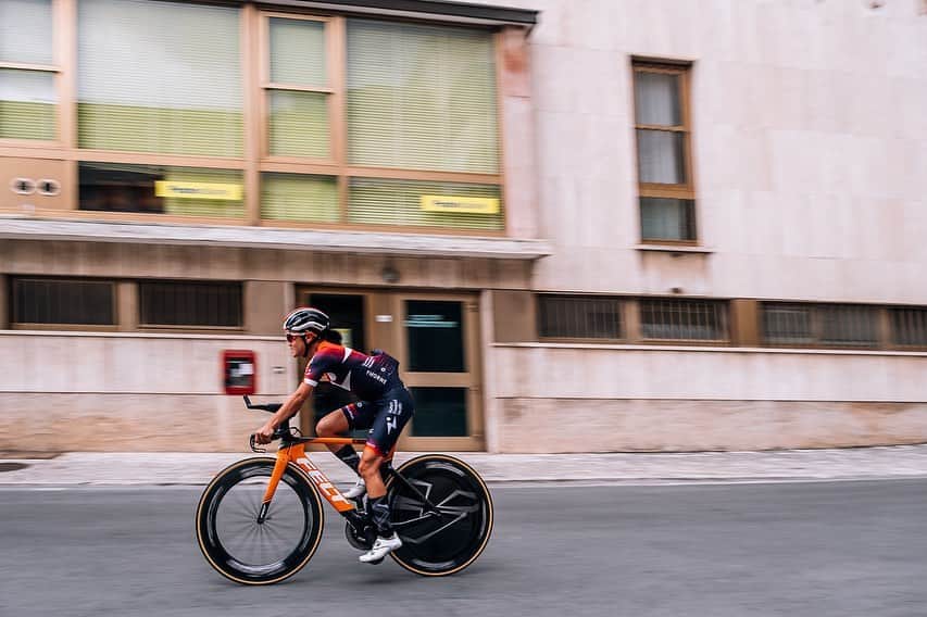 與那嶺恵理のインスタグラム：「Dry in the morning, Start raining just before 1st rider on the course 🌧and then….Hail 🌨Thunder ⚡️massive rain 🌧 = Suspended➰Canceled Stage 1 @girodonneofficial 🥺 in the middle of the race. . . It means half of peloton raced and other half didn’t. And some riders crashed unfortunately on super slippery road 🧼 Luckily I raced less raining moment 😮‍💨 Nobody expected the way to kick off Giro. But it’s stage race = to be continued the race whatever. Already big climb is coming ⛰on stage 2 🙄  . . 📸: @oskarsbrook & @gettyimages  #今日のエリさん　#HumanPoweredHealth」