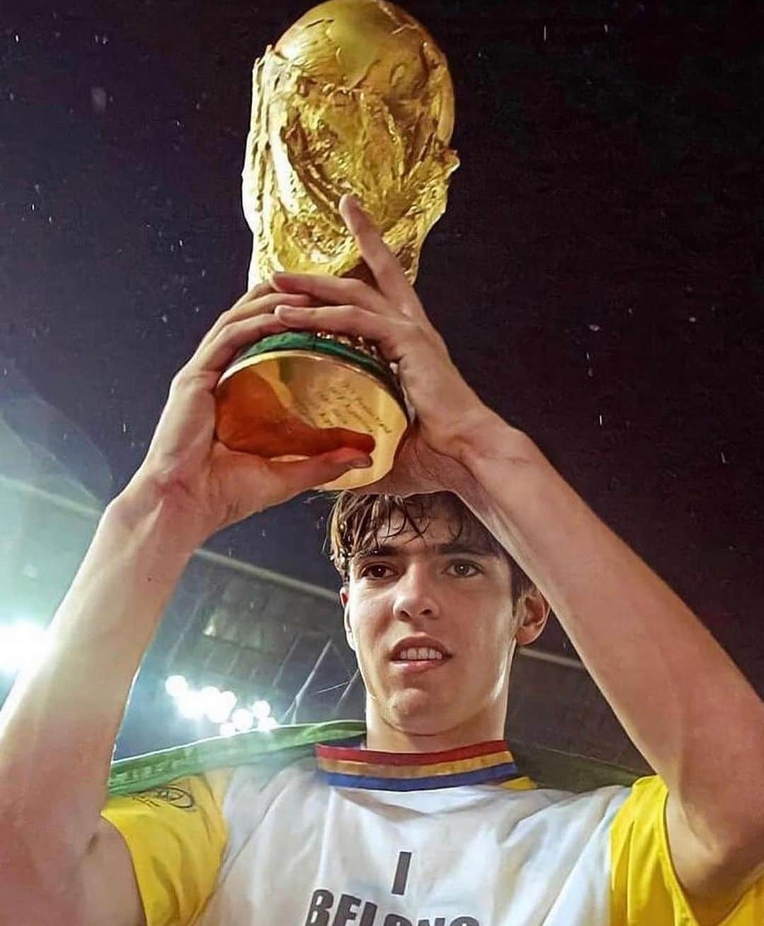 カカのインスタグラム：「É penta! Um dos dias mais especiais em minha vida que completa hoje, 21 anos.  🇧🇷⭐️⭐️⭐️⭐️⭐️」