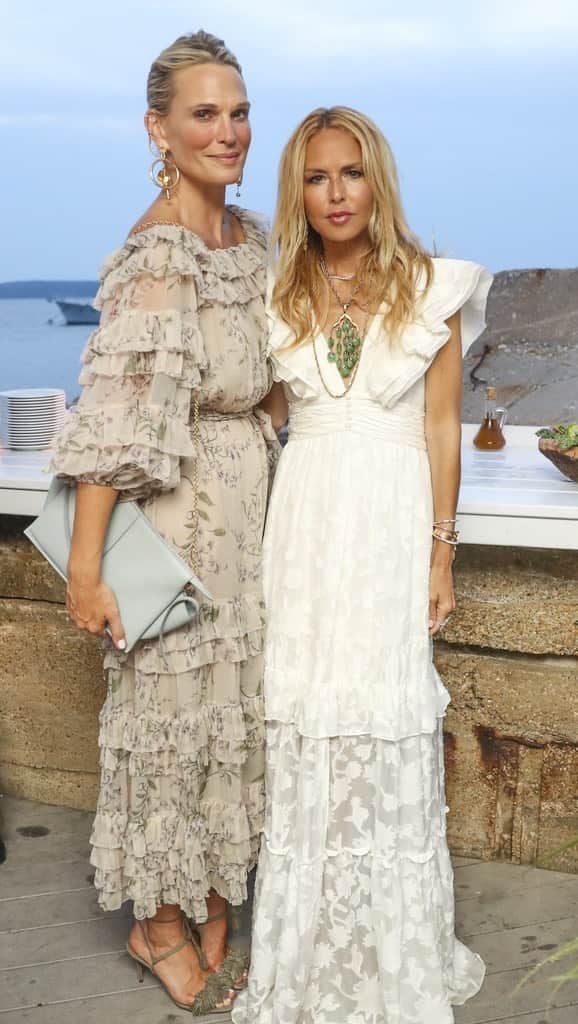 レイチェル・ゾーのインスタグラム：「This week on @climbinginheelspod I am interviewing one of my dearest friends @mollybsims who has had and continues to have a hugely successful career as a model, actress, and author. Now as the founder of her latest venture into skincare @ysebeauty ... we talk about her journey of dealing with rejection, being grateful and finding love. Don’t miss part 1 of our conversation! 🎤🎧 @cloud10 @iheartpodcast Link in bio!」