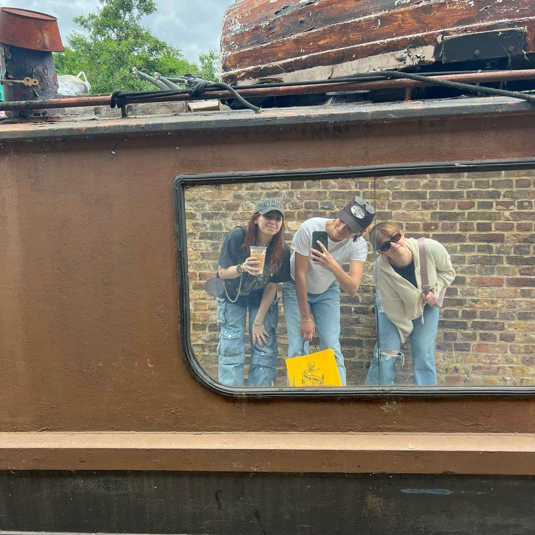 Shannon Beveridgeさんのインスタグラム写真 - (Shannon BeveridgeInstagram)「swipe for my current relationship w my hat 🤠 i love london 🏳️‍🌈」7月1日 5時33分 - nowthisisliving