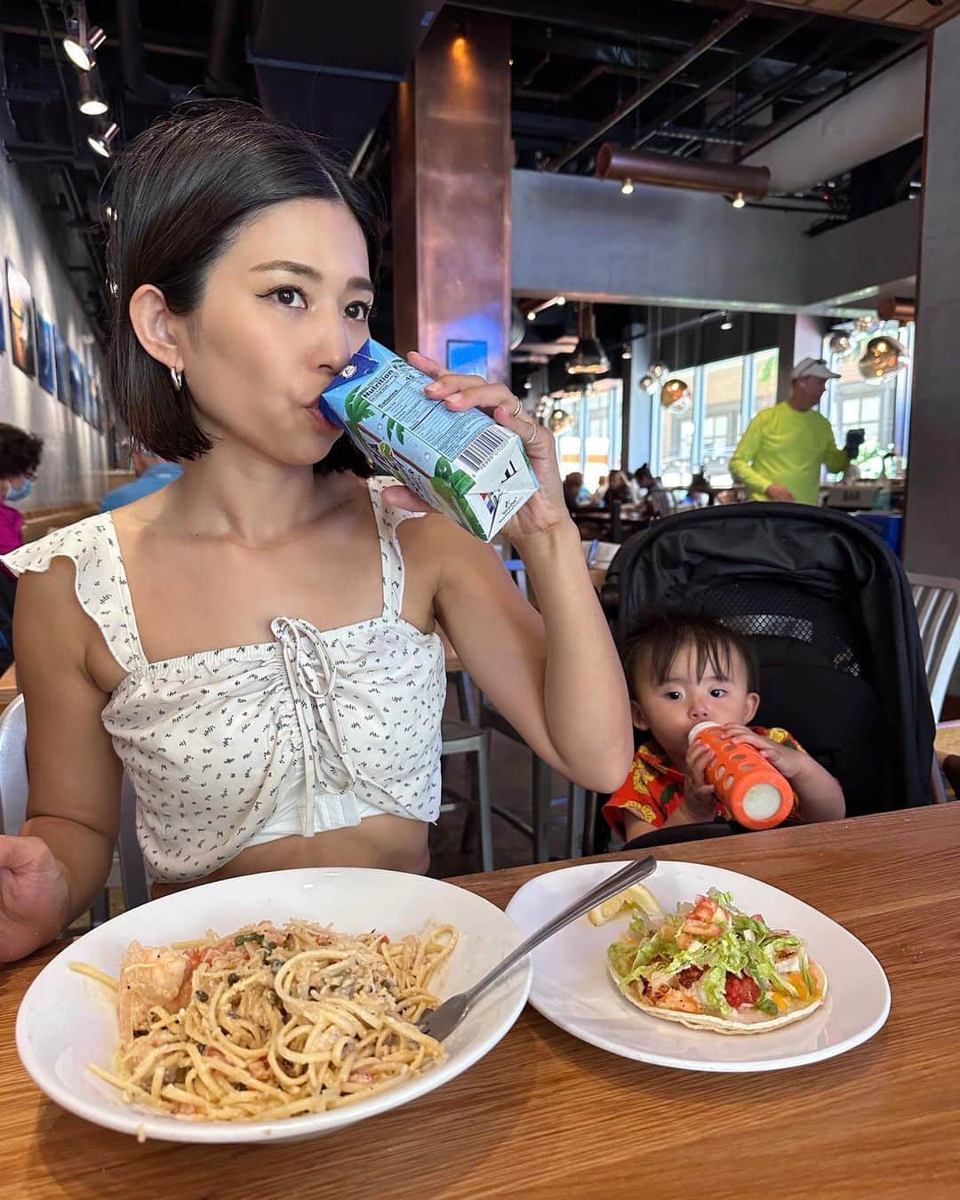 ANNA のインスタグラム：「マウイ島発のレストラン、PAIA FISH MARKET🐟  シーフードがフレッシュで美味しかった〰︎🌊✨  #子連れハワイ #1歳女の子ママ #paiafishmarket #ワイキキランチ」