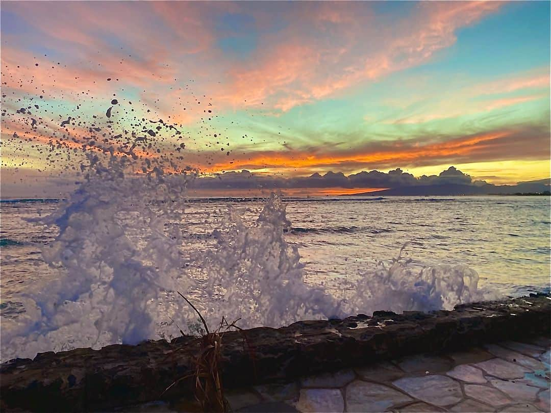 Trump Waikikiのインスタグラム：「There is nothing like watching waves crash onto the shore. 🌊  #TrumpWaikiki #AlohaFriday」