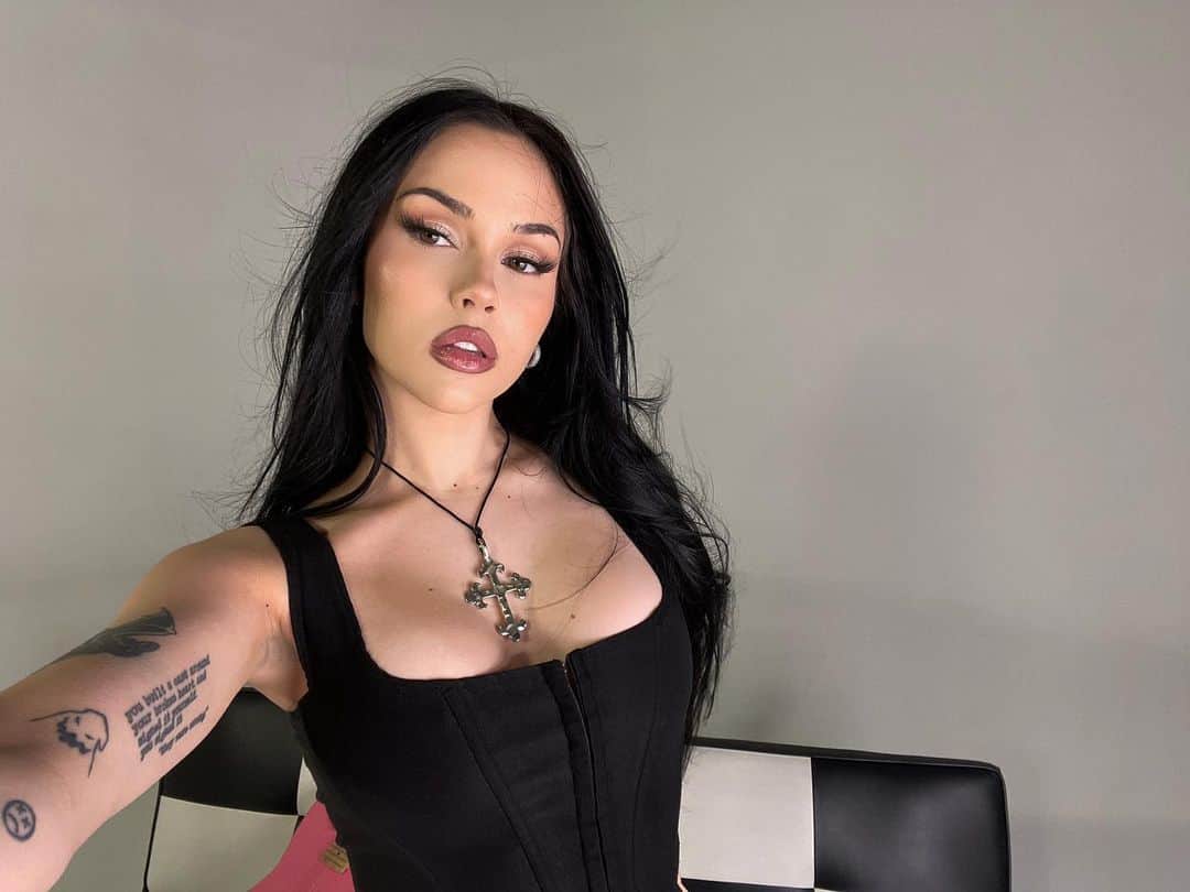 マギー・リンデマンのインスタグラム：「bitch i’m amped up!」