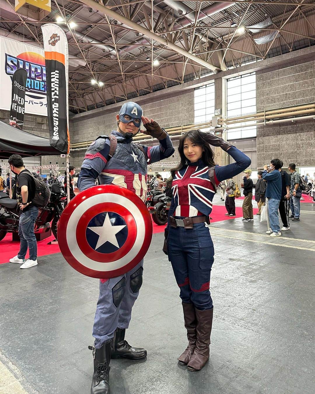 関根ささらさんのインスタグラム写真 - (関根ささらInstagram)「#大阪コミコン コスプレ⭐️🇺🇸🇬🇧 2つめは #キャプテンカーター ！！！ . . 🚨以下、少しだけMCUのネタバレを含みますのでご注意ください💡 . . . . #whatif で初めて #captaincarter が登場してから絶対にこのコスプレするぞ！！！と意気込んでいたのですが、まさかの #ドクターストレンジマルチバースオブマッドネス でもエージェントカーターの #hayleyatwell さんがそのままカーター役を続投してさらに #キャプテンブリテン として登場🥹🥹🌈  もうこれはほんっとに、大阪で絶対やる！！！と決めてたので着れて一番嬉しかったコスチューム🥹🥹❣  しかも #大阪コミコン2023 には #harleydavidson の展示もあり、劇中で乗ってる #ハーレーダビッドソン と同じものもあったので乗ってみました🏍️🔥  めちゃくちゃかっこいい🥹🌈⭐️  そして、ご来場者さんでちょうど #キャプテンアメリカ のコスチュームの方がいらっしゃったので一緒に撮っていただきました👏🇺🇸  キャップとカーターの恋物語がだいっっっすきなので感無量🥹🥹ありがとうございました！！！✨💫 . . . . #cosplay #comicconcosplay #cosplayer #cosplayers #cosplaygirl #cosplaying #marvel #avengers #captainamerica #agentcarter #mcu #marvelcomics #marveluniverse #marvelcinematicuniverse #マーベル好きと繋がりたい #マーベル #marvelfan #marvelcosplay」7月1日 5時41分 - sasarasekine