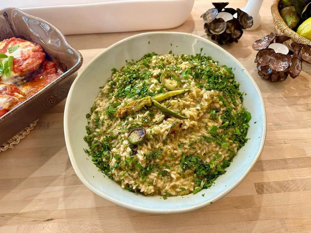 レイチェル・レイさんのインスタグラム写真 - (レイチェル・レイInstagram)「Zucchini Risotto ✌️ Ways:   The OG 🫠🤌 + leftovers rolled into arancini stuffed with young pecorino cubes 🤤 Citrus zest after fried + served on bed of beer-battered zucchini flowers🍻  Which one do you want to make this weekend??」7月1日 5時42分 - rachaelray