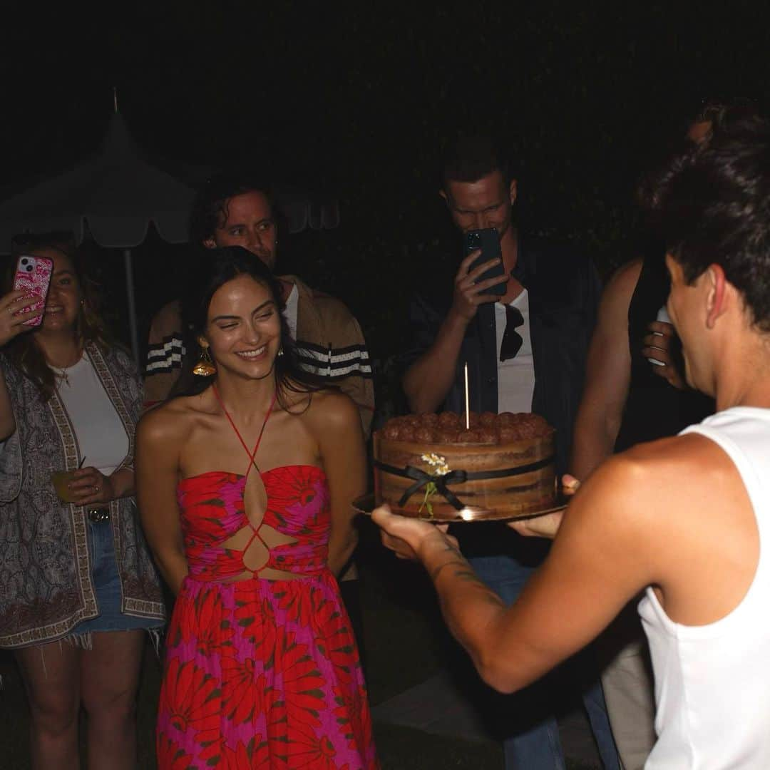 カミラ・メンデスさんのインスタグラム写真 - (カミラ・メンデスInstagram)「celebrated my golden bday yesterday, brazilian bbq style 🫶🏽 surrounded by the people i love most while eating the food i love most. obrigada @farmrio for the beautiful dress 🥹」7月1日 5時49分 - camimendes