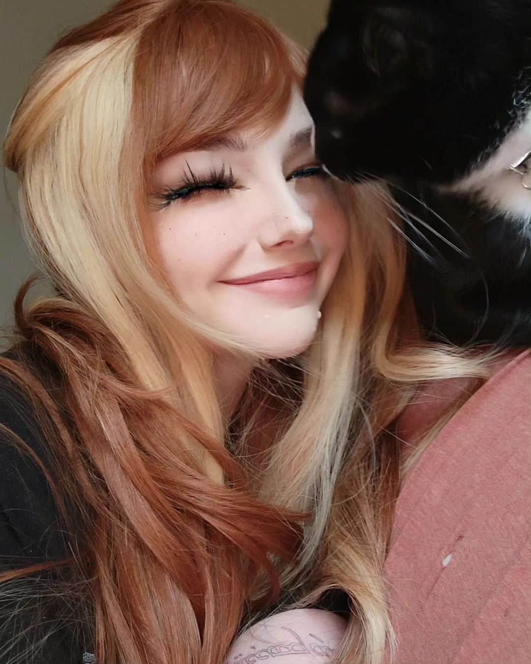 Nicole Eevee Davisのインスタグラム：「Midna kissed my eyelash ♡  I haven't posted here in almost a year but I'm still alive and well! Some huge life changes in 2020 put me in a period of self discovery and healing along with being completely burnt out so I took some time to myself :) I went a year without worrying about taking photos of myself or maintaining an online presence, I wanted to focus on life in the moment and be present. I believe it's therapeutic for everyone to do this once in a while to their own personal extent to stay in touch with themselves and reality ♡ I've moved out of California and have been living closer to nature more than I ever could there, being so close to the Canadian boarder is absolutely gorgeous and I've been loving every moment of it. Life's been really cozy for a while now and I've just been taking time to enjoy that for the first time in my life really, enjoying the ride and having great experiences with loved ones along the way :) I want to start posting here again and share my life again, I'm hoping you can welcome me back to your feeds with the occasional post to say hello here and there again because I've truly missed this as well ♡ beyond that I hope you're all doing well and living your lives to the fullest! -Evie」