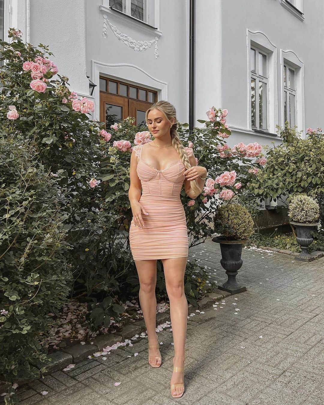 Anna Nyströmのインスタグラム：「@FashionNova Matching with the roses in today’s pretty dress 🌸 Do you have a favorite - 1, 2, 3, 4 or 5? 🥰」