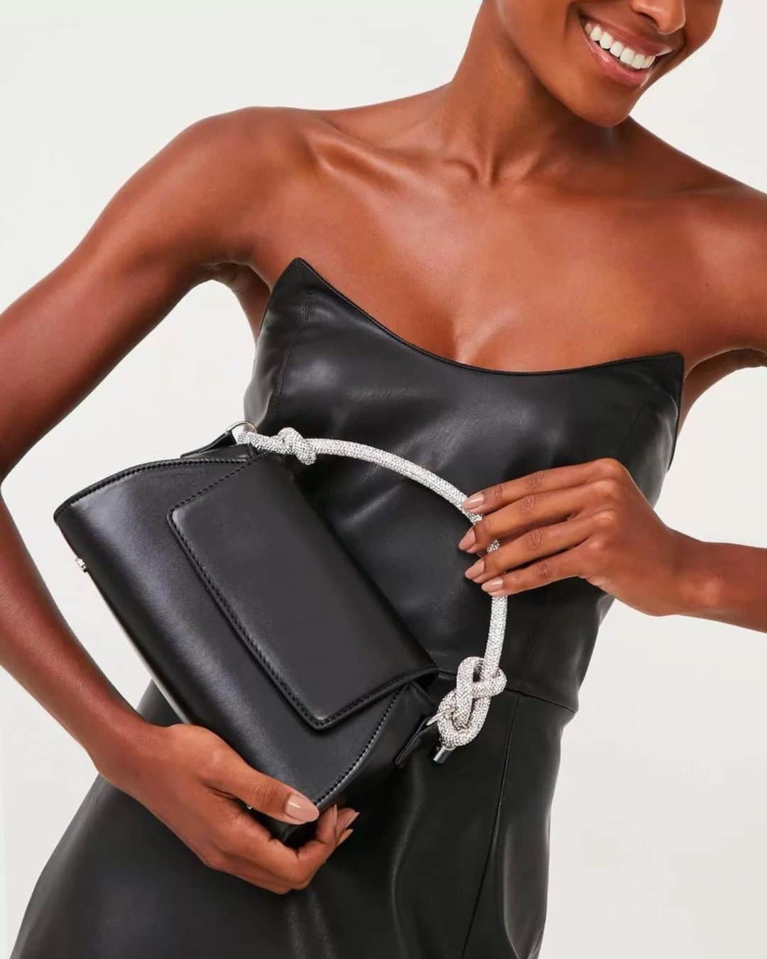ロジャス・レナーのインスタグラム：「Uma bolsa, duas formas de usar. Transversal ou com alça de mão em strass, o acessório deixa as suas produções ainda mais elegantes. Clique na imagem e garanta agora mesmo. #modafeminina #acessorios  ​Bolsa baguete média com strass 780646493 | vestido curto tomara que caia 680456043」