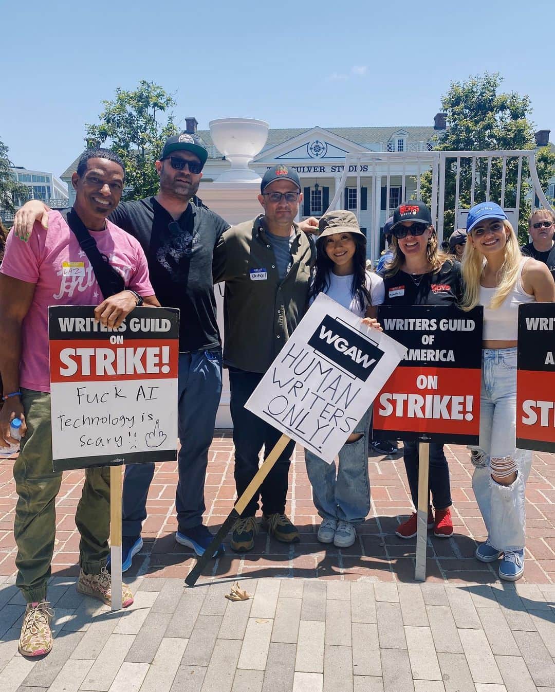 福原かれんのインスタグラム：「@theboystv & @genv for @wgastrikeunite 🎉」
