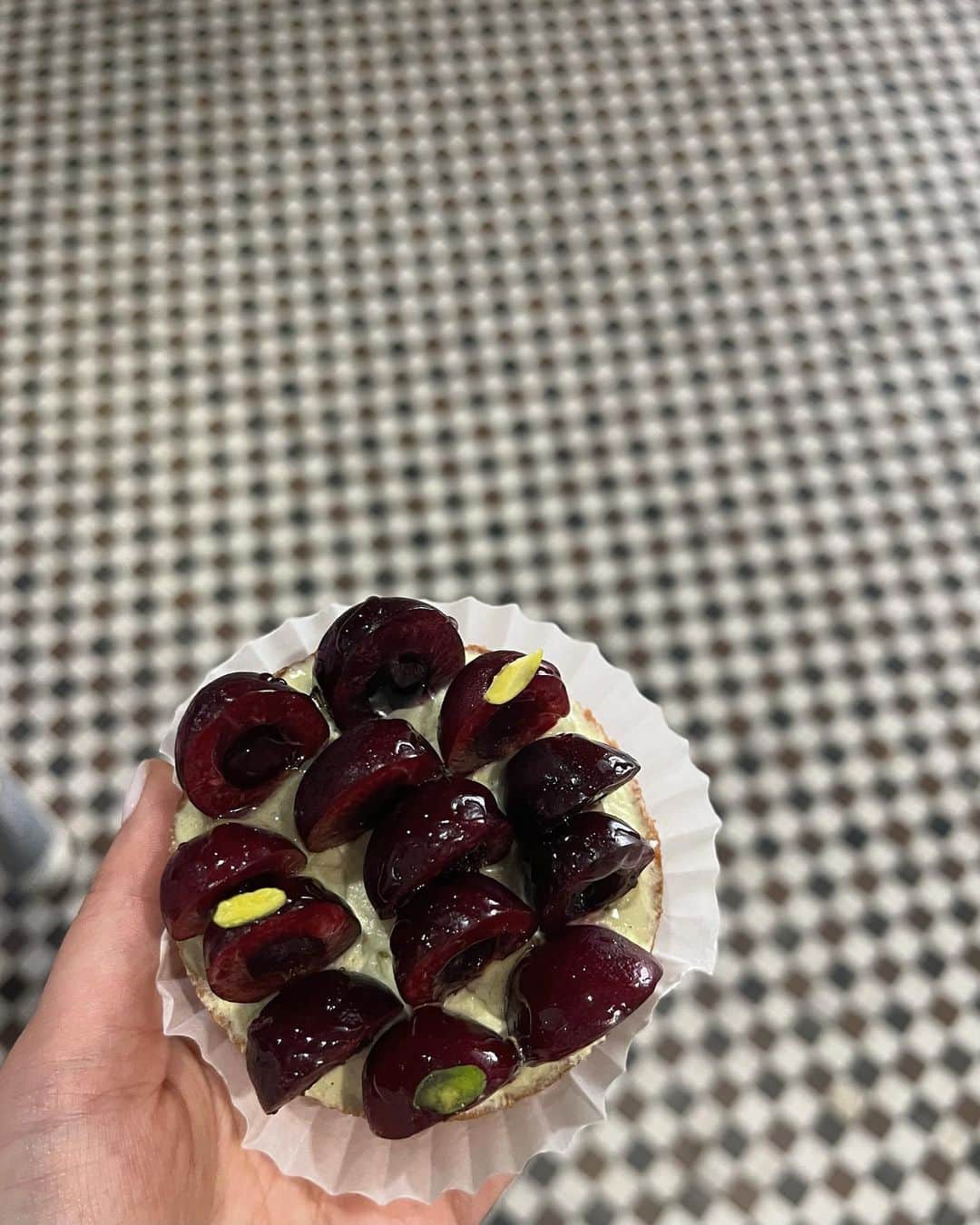 佐々木千絵さんのインスタグラム写真 - (佐々木千絵Instagram)「My favorite pastry shop @burr0w  . . .  大好きなケーキ屋さんburrowでケーキを買って メリーゴーランドにのって メルヘンな気持ちで散歩してたら  ゾーイ クラヴィッツとすれ違ってドキッ😳！  とした  そんな日  #NY  #衝撃のかっこよさ　#幸せ　#あえてカタカナ😂」7月1日 6時16分 - chie1012