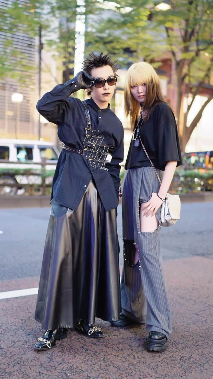 Harajuku Japanのインスタグラム：「18 All Black Tokyo Street Styles w/ Lots of Rick Owens, Kei Ninomiya & Comme Des Garcons  Please comment and let us know which of these dark styles you like best! We post a lot of snaps featuring colorful fashion, but here’s a collection of Tokyo people dressed in all black. A lot of Harajuku regulars love dark fashion (and not all of them are goths). Fashion designers like Rick Owens, Yohji Yamamoto, Rei Kawakubo, and Kei Ninomiya are extremely popular on the street here. Many kids also make their own dark fashion, buy resale, or support monochrome-friendly independent designers. Above all, Rick Owens is having a big moment on the street right now. Let us know which dark fashion designers are your favorites. We’ll be posting more colorful fashion in our next video since wearing all black gets more difficult the hotter Tokyo’s summer gets. See you soon in Harajuku!!  In this Tokyo street style video: @veccerum @alice22o_ @666shugo616 @morimori_107 (in @noirkeininomiya) @____________slytherin @shitt.pchan @k_n_m_1009 @qd0tmmkld67dxkbrgr9oevdaccunii @___t0mky @nen.098 @meoneopiya_jayo @_y_u._.t_a_ @konorobu (in @rickowensonline) @smk__0224 (in @noirkeininomiya) @shiyouma250 @___rygn___ @yossy.tercer_ @kae.soga  #RickOwens #KeiNinomiya #JapaneseStreetwear #streetstyle #gothicfashion #streetfashion #fashion #style #streetsnaps #HarajukuFashion #AllBlackFashion #JapaneseFashion #JapaneseStreetFashion #JapaneseStreetStyle #Japan #Tokyo #TokyoFashion #原宿 #CommeDesGarcons #ノワール ケイ ニノミヤ #リックオウエンス #ヨウジヤマモト #Harajuku #コムデギャルソン」