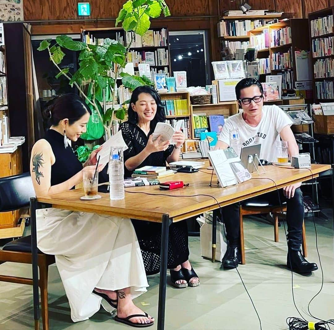 鈴木涼美さんのインスタグラム写真 - (鈴木涼美Instagram)「Books and Beer night at Shimokitazawa. Thanks for coming to our book launch party:) #booklaunch #newrelease #bookandbeer」7月1日 6時22分 - suzumisuzuki