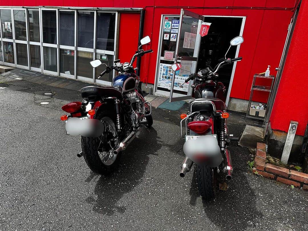 栗田善太郎のインスタグラム：「ありがとうW400  W650これからよろしく。  納車日 この後帰路で土砂降りにあう(笑)  #kawsaki  #w400  #w650」