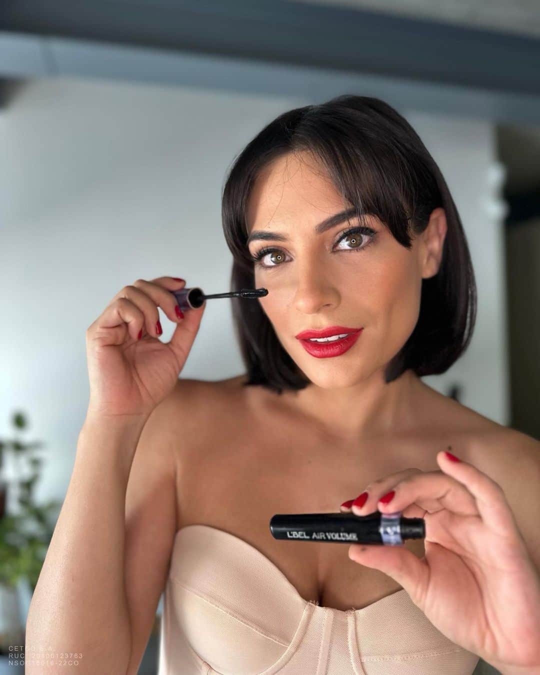 Ana Brenda Contrerasのインスタグラム：「En la búsqueda interminable de la máscara que más me guste para mis pestañas de aguacero 😂 estoy Encantada con #AirVolume de @lbelonline 🔹  •es de larga duración  •oftalmologícamente probada  •sin grumos  •con vitamina B5 y óleos naturales  Y lo más es que es #vegana    @lbelonline #publicidad」