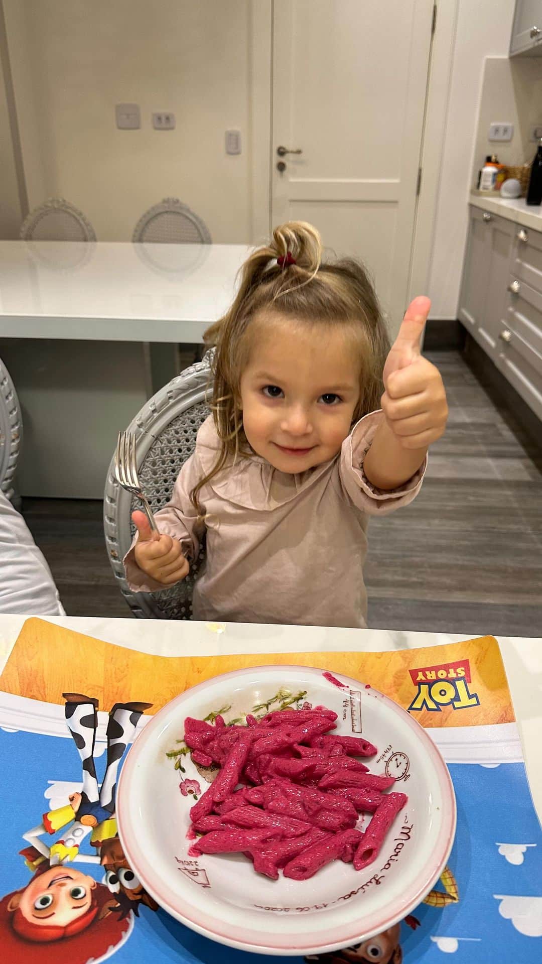 Lalá Noletoのインスタグラム：「#macarraodabarbie 💕 Fácil de fazer e vira uma diversão com as crianças. ✅ refogar cebola com linguiça calabresa  ✅ Acrescentar duas colheres de sopa de requeijão  ✅ Acrescentar duas beterrabas cozidas e batidas no liquidificador (eu peneirei, mas não precisa) ✅ três colheres de sopa de creme de leite  ✅ acerta o sal  TÁ PRONTO!」