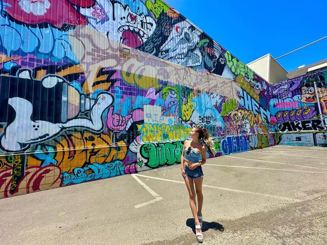 のインスタグラム：「🩷❤️🧡💛💚🩵  Hello,July！  夏が始まるねーっ☀️  もう始まってた感あるけど 今年の夏も思いっきり 楽しみましょ❣️  みなさまよい週末を💞  iPhone14Pro画質いいし 広角の脚長効果すごい😍  日本帰ってきてeSIM入れて やっとiPhone使えるようになったから ハワイで撮りすぎた写真載せさせてw  #july1st #hawaii #waikiki #kakaako #kakaakowallart #wallart #aloha #travel #trip #tabigenic #tabijyomap_hawaii #tabigenic #genic_mag #genic_hawaii #instahawaii #hawaiistagram #japanesegirl #yuritabi_hawaii #ハワイ #カカアコ #ウォールアート #壁 #アロハ #カラフル #水着 #ビキニ #水着女子 #タビジョ #旅MUSE #女子旅 #ハワイ好きな人と繋がりたい」