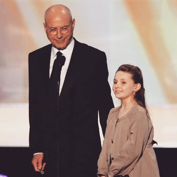 アビゲイル・ブレスリンのインスタグラム：「Alan Arkin was one of the kindest, wittiest and most lovely human beings I have had the privilege of working with. I remember when we were doing the "am I pretty?" scene in Little Miss Sunshine and on the first take, he yelled out to "cut!" and get my mother immediately because I was crying. I said, "No, Alan I'm acting!", and he cracked up. I love that story because that's who Alan was. He cared deeply about his work, but above all and most importantly, he was a genuinely kind and thoughtful man. Dearest, Alan... you will be profoundly missed. Thank you for everything. My sincerest condolences and love are sent to his family, including his beautiful wife Suzanne. Although we were not related in real life, you will always be "Grandpa" in my heart. Rest peacefully. <3」