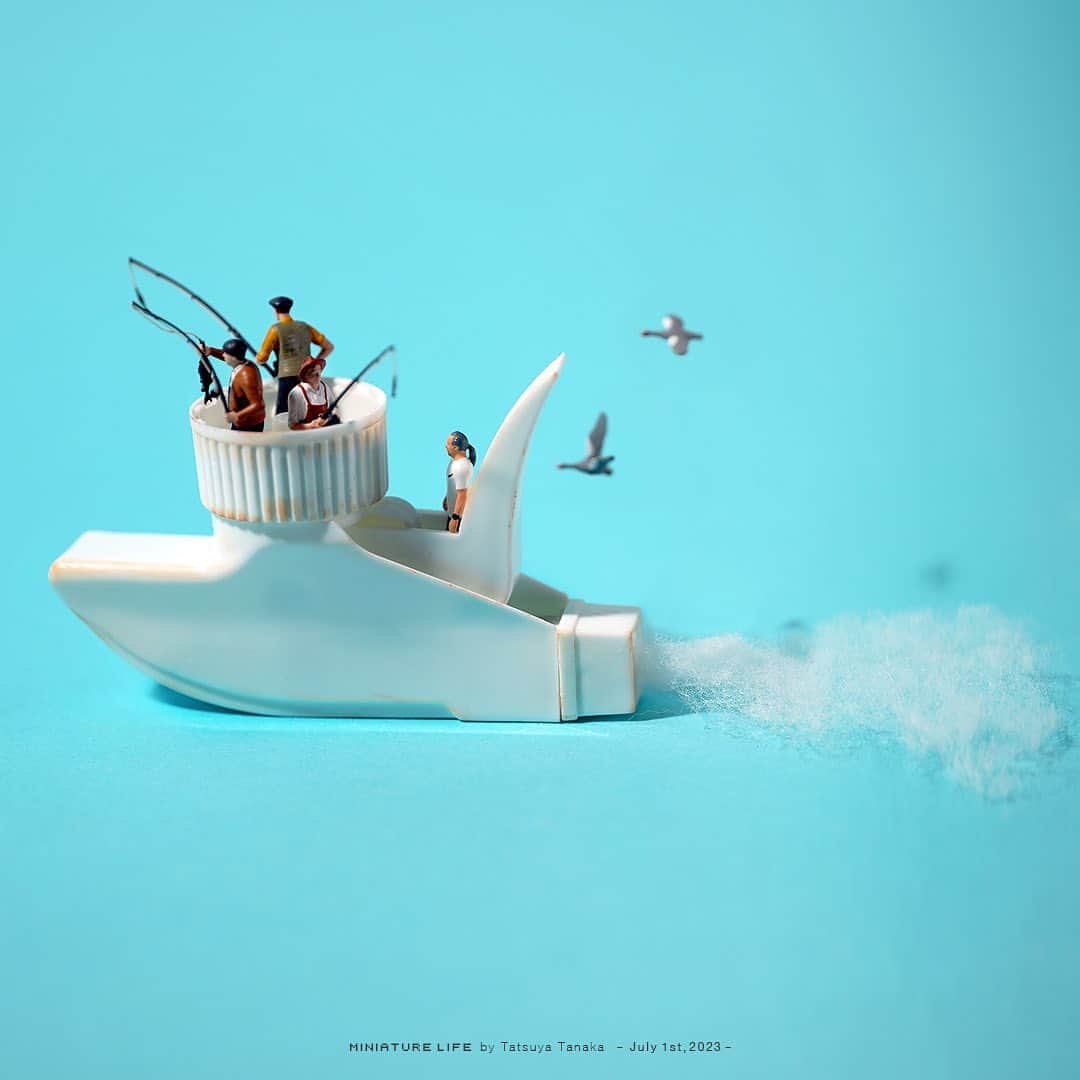 田中達也のインスタグラム：「⠀ “Spray Boat” ⠀ 西向きの霧吹き ⠀ ─────────────────── 《EXHIBITION info》 ⠀ 【ミニチュアの視点で見る日本－田中 達也】展 Japan from miniatures - Tatsuya Tanaka at Japan House São Paulo until : Oct. 8, 2023 ⠀ 【ミニチュアライフ 神戸エアポート】 MINIATURE LIFE × KOBE AIRPORT ⠀ ─────────────────── 《Coming Soon》 ⠀ 【MINIATURE LIFE展2 in 沖縄】 MINIATURE LIFE EXHIBITION 2 in Okinawa Jul. 12, 2023 - Sep. 3, 2023 ⠀」