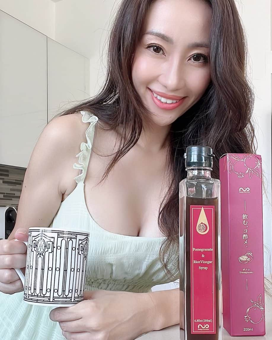 春名愛海さんのインスタグラム写真 - (春名愛海Instagram)「I grew up drinking apple vinegar everyday for my health. since it’s not common here in US to drink fruits vinegar i haven’t been drinking it but lately i found a pomegranate vinegar @andy.micoas　on amazon❤︎ Sometimes I make a salad dressing with this but mostly I add a shot of this in sparkling water and drink like a healthy soda. I love the fact it’s made in Japan as well!  My fav recipe is adding a shot of this on my hot/warm water i drink in the morning :)  #ricevinegar #micoas . #health #vinegar #fruitsvinegar #バイリンガル　#カリフォルニア #カリフォルニア生活 #アメリカ生活 #ロサンゼルス #ロサンゼルス生活」7月1日 7時15分 - amiharuna