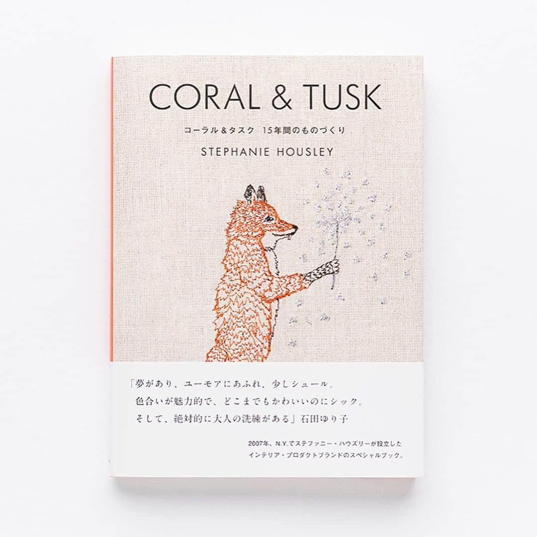 コーラル アンド タスクのインスタグラム：「書籍「Coral & Tusk」通常版 店頭販売のお知らせ💓 代官山蔦屋書店と大阪のTRUCK FURNITUREにて、7月1日(土)より、通常版の先行販売を開始します✨  通常版の帯には、石田ゆり子さんにメッセージをいただきました😭 ゆり子さん、素敵なメッセージをありがとうございます❤️  発売開始日：7月1日(土) 販売店舗：下記の２店舗  ＜代官山蔦屋書店＞ @daikanyama.tsutaya  〒150-0033 渋谷区猿楽町17-5  ＜TRUCK FURNITURE＞ @truckfurniture @h_i_r_i_n_k_o  〒535-0022 大阪市旭区新森6-8-48  ステファニーの生まれたときから幼少期、学生時代、デザインのインスピレーション、そして今に至るまでの日々。ひとりの人として、デザイナー、アーティスト、ビジネスオーナーとして、あらゆる側面を共有しています。ぜひ、この本を通じて、Coral & Tuskの旅をお楽しみください！  書名：CORAL & TUSK コーラル＆タスク 15年間のものづくり 著者：STEPHANIE HOUSLEY 判型：B5変判 ページ数：280ページ 定価：3300円（税込） 発行：主婦の友社 ISBN：978-4-07-455172-9  一般書店（＋オンライン書店）発売は7月18日ごろの予定です。」