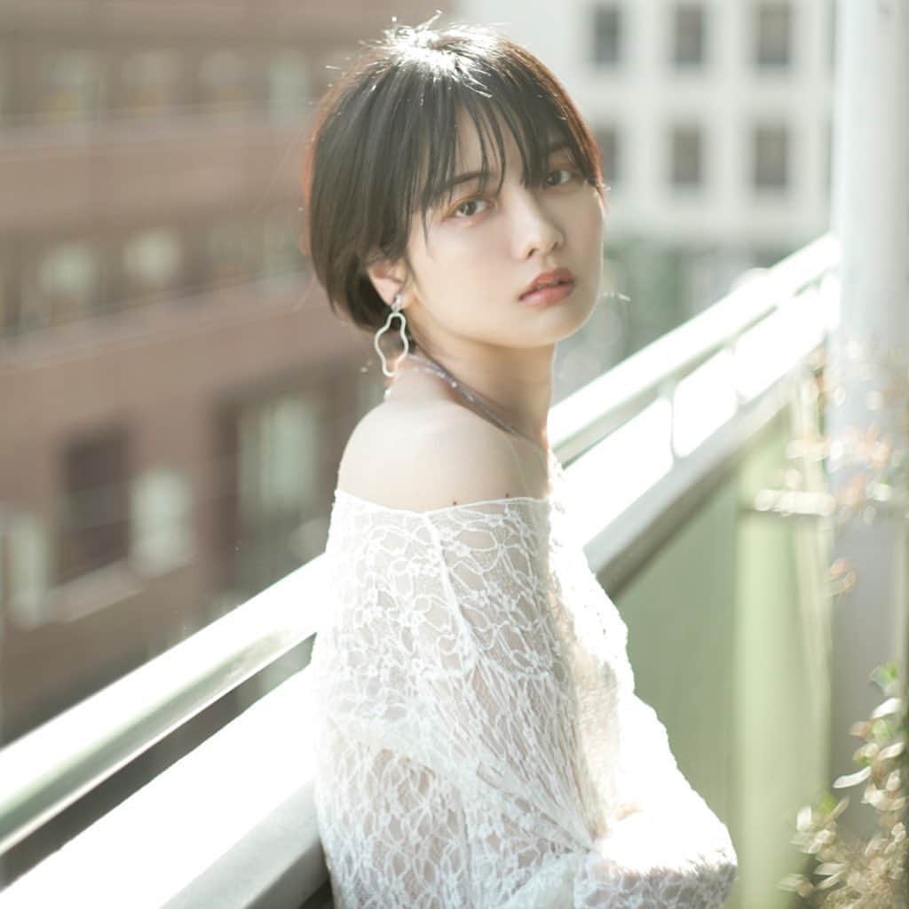 朝木ちひろのインスタグラム：「・  私、朝木ちひろは2023年6月30日をもちまして、所属事務所ABPinc.を円満退社したことをご報告します。  28歳で所属して、丸5年。  役者としても1人の人間としても大切な時期に、沢山の経験をこの事務所で出来て本当に自分は恵まれていると思います。事務所スタッフの方には大変お世話になりました。  これからの私はというと… もう第何章になるんだろう？ 役者・朝木ちひろの新章が始まる…と思ってください。  やりたいことが沢山あります。1つずつ叶えていきます。 今までそうであったように、これからも泥臭く頑張っていきます。  変わらず見守っていただければ、そして応援していただけたら幸いです。  2023.7.1  朝木ちひろ  🕊️  ・  先ずは7月7日から10日までの、舞台『蜘蛛の巣』に尽力します。  関係者の方へのご挨拶はその後になってしまいます。 きちんとご挨拶したいので…申し訳ございません。  そして皆さま、新章第1発目の舞台『蜘蛛の巣』ぜひ観にきていただきたいです！ 何卒、よろしくお願いします。  ・」