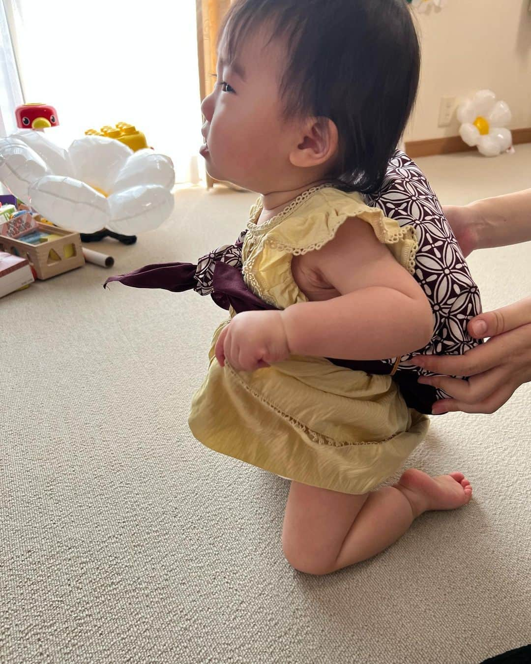 柚月めいさんのインスタグラム写真 - (柚月めいInstagram)「. 1歳のお誕生日🎈🌼🎂  普段から食べることが大好きだけど ここまでいい食べっぷりを見せてくれるとは🥳🍓🍈  一升餅までチミチミ食べ始めて😳まさかでした🤭  #6月19日 #前日大泣きして浮腫んでる #1歳のお誕生日#firstbirthday #birthday#スマッシュケーキ#一升餅#選び取り」7月1日 13時02分 - meimei.yuzu