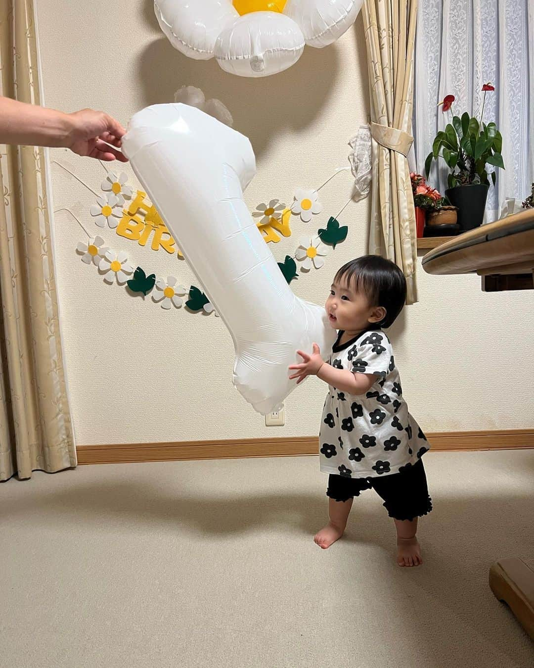 柚月めいさんのインスタグラム写真 - (柚月めいInstagram)「. 1歳のお誕生日🎈🌼🎂  普段から食べることが大好きだけど ここまでいい食べっぷりを見せてくれるとは🥳🍓🍈  一升餅までチミチミ食べ始めて😳まさかでした🤭  #6月19日 #前日大泣きして浮腫んでる #1歳のお誕生日#firstbirthday #birthday#スマッシュケーキ#一升餅#選び取り」7月1日 13時02分 - meimei.yuzu