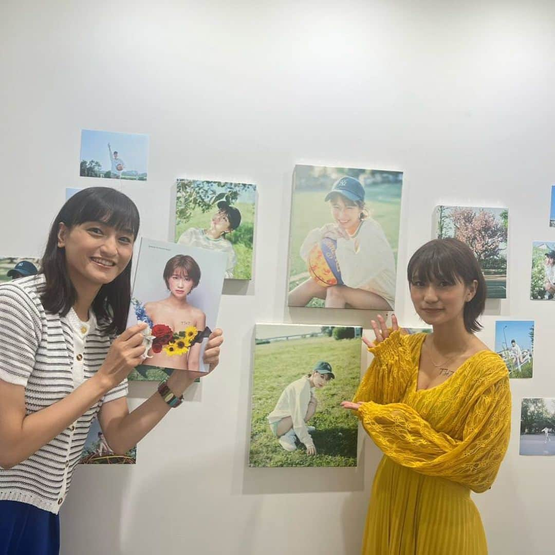 瑞羽奏都（水谷美月）のインスタグラム：「ななせ結衣ちゃんの写真展『Tilt7』✨  ななせちゃんの色々な思いが詰まった写真展で、沢山の表情が見られるとても素敵な写真展でした👏私のお気に入りはグリーンのエリアの写真📷より自然体な所から個人的にギュンと可愛らしさが突き刺さりました💕ななせちゃんの在廊時間にタイミング良く行けたので、そのお気に入りエリアでお写真とってもらいました🎵  ちなみに、写真集は家で熟読✨ しばらく私の愛読書になりそうです😆  桐生のYouTube配信中に画面越しではちょいちょい会うけど、久しぶりにやっと生のななせちゃんにお会いできました✨ 相変わらず小動物みたいで…可愛かった〜😍  #ななせ結衣 @_nanaseyui_ #写真展 #グラビア #ボートレース #可愛い #tilt #7 #写真集」