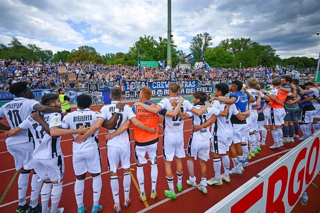 奥川雅也のインスタグラム：「An alle Arminia-Fans, es ist Zeit, Abschied zu nehmen.  Ich durfte zweieinhalb Jahre für die Arminia spielen und habe dort eine wertvolle Zeit verbracht.   Ich möchte allen Unterstützern danken, die in guten wie in schlechten Zeiten zum Wohle der Mannschaft zu mir gerufen haben.  Obwohl die letzte Saison mit einem so enttäuschenden Ergebnis endete, glaube ich, dass Arminia hier nicht enden wird.  Sie können und werden wieder auferstehen.  Ich hoffe wirklich, dass Arminia den Platz zurückerobert, den sie verdient.  Ich möchte auch meinen Teamkollegen und Mitarbeitern danken, die die Freuden und Sorgen mit mir geteilt haben.  Sie verstanden meinen Spielstil, kommunizierten mit mir und ermutigten mich bei jedem Spiel.  Sie sind für mich wirklich unersetzliche Kollegen.  Obwohl ich das Team verlassen werde, wünsche ich allen weiterhin viel Erfolg und Gesundheit.  Ich werde mein Bestes geben, um beim nächsten Mal ein höheres Ziel anzustreben. Ich freue mich darauf, uns durch den Fußball auch an anderen Orten wiederzusehen. LG Masaya」