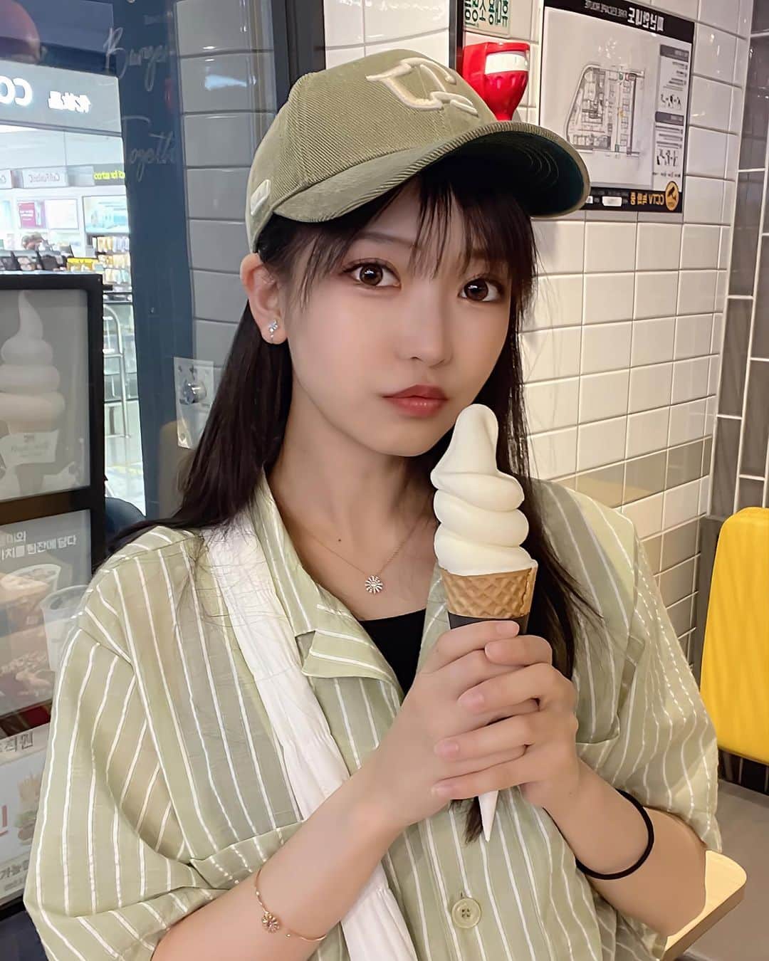 のインスタグラム：「おはよう7月〜🌞🍨 今年始まったと思ったらあっという間！！ 明日は誕生日です⸜(* ॑꒳ ॑* )⸝♪ . 韓国で食べたアイスだよ〜夏 . . . #韓国 #韓国グルメ #🍨  #korea #koreafashion #koreatravel」