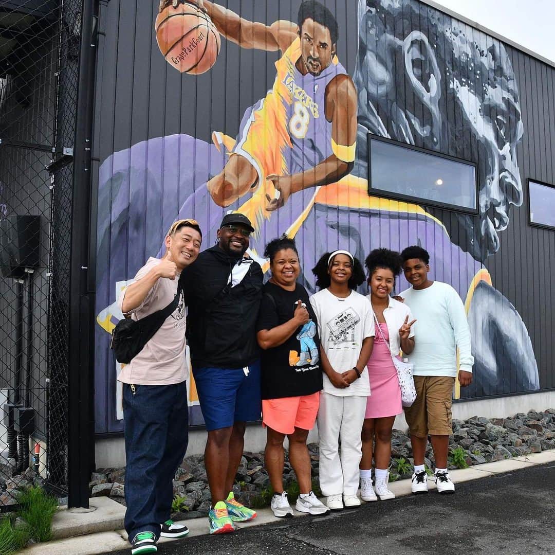 小林拓一郎さんのインスタグラム写真 - (小林拓一郎Instagram)「トリー一家、グレパーという場所、コンセプト、想いに感動してくれました。  何度も何度も、”Community”というワードが飛び出しました。  そういうことです。  ファミリーでシューティングしてた光景が最高すぎ❕❕  #グレパー #グレープパークコート #grapeparkcourt」7月1日 13時00分 - kobataku33