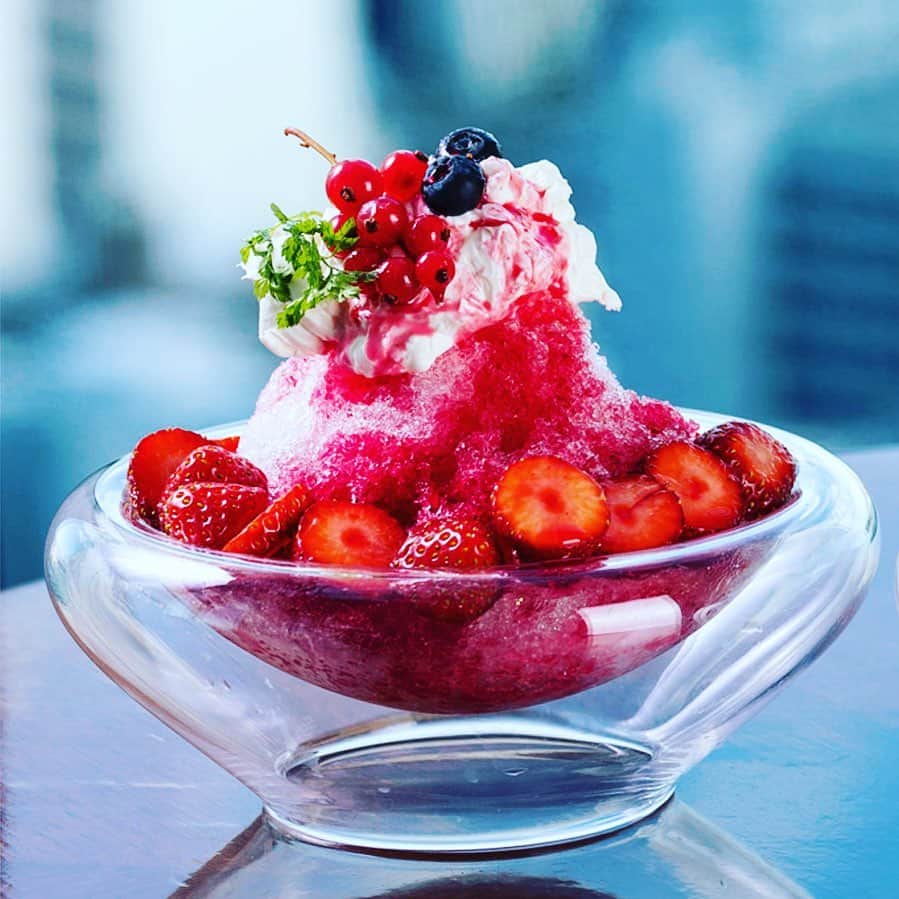 THE WESTIN SENDAI｜ウェスティンホテル仙台のインスタグラム：「2023年7月18日(火)より、ひんやりと口どけのよい氷をフレッシュフルーツと合わせ、軽やかなチーズクリームとの掛け合わせを楽しむ3種のかき氷「夏氷(なつごおり)」を発売いたします。 いちごの「赤」とかき氷の「白」の色合いが愛らしいかき氷。甘酸っぱいいちごにさっぱりとしたグアバフルーツを加えピューレ状にしたソースと、濃厚な練乳、かき氷に忍ばせたさわやかな酸味のクレームダンジュを一緒に頬張れば、絶妙な味わいが口の中に広がります。   #ウェスティン #仙台 #ウェスティンホテル仙台 #ウェスティン仙台 #バー #ホライゾン #仙台バー #かき氷 #仙台かき氷 #かき氷巡り #メロン #マンゴー #いちご #ストロベリー #westin #sendai #westinsendai #horizon #kakigori #sendaikakigori #shavedice #melon #mango #strawberry #japan #marriott」