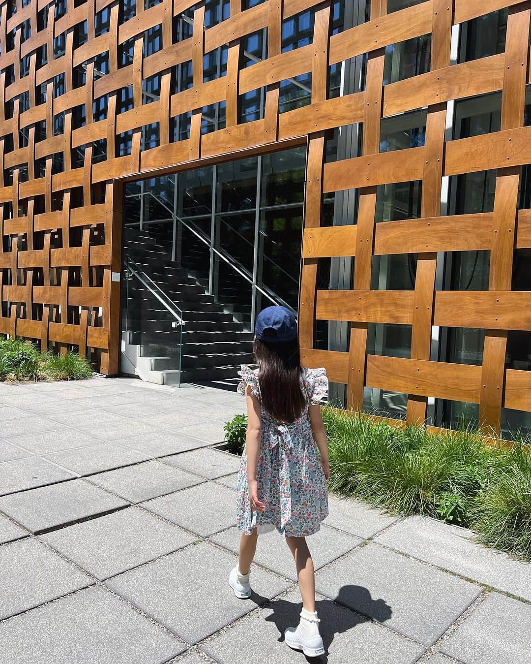 翁安芸さんのインスタグラム写真 - (翁安芸Instagram)「アスペン美術館は、日本の建築家 坂茂さんがデザインされたものです✨✨  屋上のカフェも素敵なのでまた写真を撮った際にアップします♡  #aspenartmuseum #shigeruban #aspen #アスペン美術館 #アスペン #坂茂」7月1日 7時51分 - akinyc
