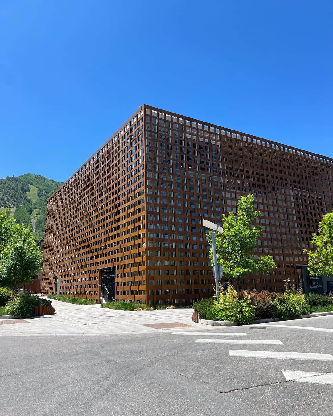 翁安芸のインスタグラム：「アスペン美術館は、日本の建築家 坂茂さんがデザインされたものです✨✨  屋上のカフェも素敵なのでまた写真を撮った際にアップします♡  #aspenartmuseum #shigeruban #aspen #アスペン美術館 #アスペン #坂茂」