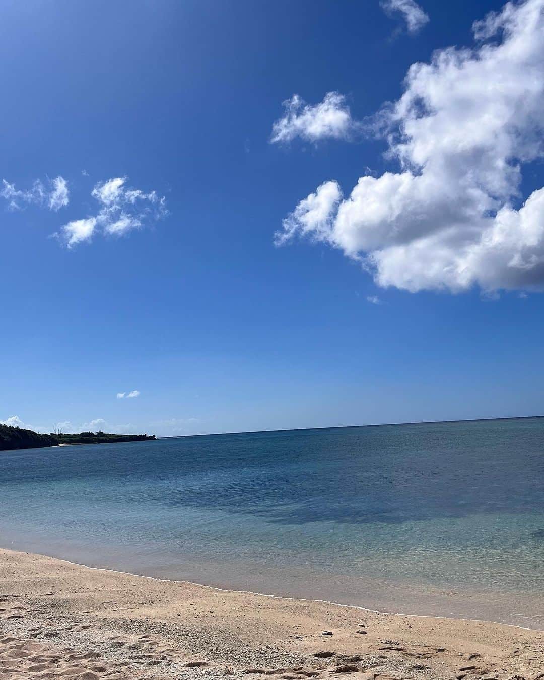 千波さんのインスタグラム写真 - (千波Instagram)「沖縄🐠 北部、ほぼ貸切状態の穴場で🤿  この季節が始まったー！！🏝️♡  海は  見てるだけで癒され  入ると肉体が解放され  波に乗ると楽しく  潜ると感動して世界が広がる🪸  あまりにも素敵なこの世界を どうしても伝えたくて 撮ってみました🪸🐠 パチパチは珊瑚の呼吸の音🪸  海にいる時ってすごく 無邪気になれます👧🏻 笑いすぎて溺れかけた🫠  ただの趣味だけど 頑張りたいことや 励めることがあるってすごく楽しい。  没頭しすぎる傾向があるので、 今は楽しめる範囲で🧜☪️  どこまでも深く、遠く、しなやかに 潜りたい。  課題山積み。  practice  practice  practice  🩵🩵🩵  🪸🐠🏝️🤿🏄👙  大切な友人であり、 海パートナー♡ @yumechanlovery  #海中散歩 #沖縄 #スキンダイビング #シュノーケル #エネルギー」7月1日 8時04分 - chinami19880612