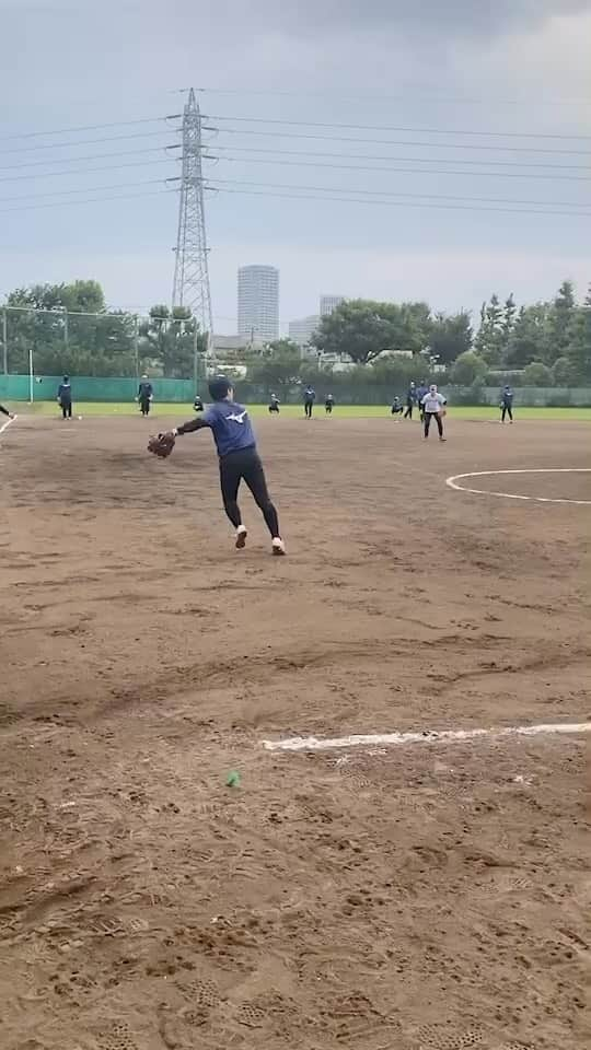 渥美万奈のインスタグラム：「みなさん、お久しぶりです😄  久々にノックを受けました！ 本日はゲッツーです。  渥美がゲッツーで意識していること  良いバウンドに入る 送球するためにどう捕るか ステップを入れること  この3つを意識しています。  ゲッツーって横に投げるから 足が止まってしまいがちですよね  それでも我慢して足を動かすクセをつけて行きましょう！  @mine.yukiyo  @am.manager222   #あつみね活動 #あつみね #ソフトボール #ゲッツー  #女子ソフトボール #男子ソフトボール #オリンピア #セカンドキャリア #ソフトボール普及活動 #ツクツク #あつみねふぁ〜む #あつみんち #あつみねわくわくプロジェクト #みんなで街づくり #ポイントで繋がろう #ソフトボールを盛り上げよう」